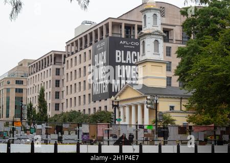 Washington DC, Etats-Unis 9/24/20, Black Lives Matter bannière tours avant la rue devant la Maison Blanche par l'église Saint-Jean. Banque D'Images