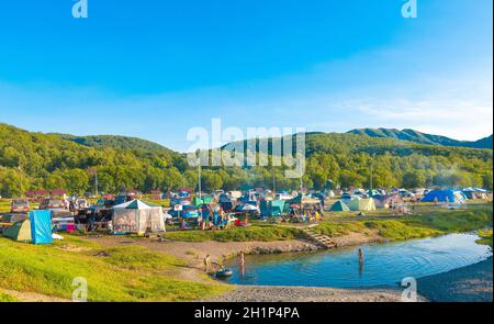 KAMCHATKA, RUSSIE - JULE 27 2019: Camp de tente à Malka près des sources minérales chaudes Banque D'Images