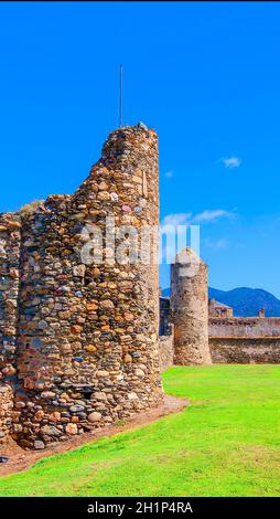 Vue de la forteresse médiévale à Roses, en Catalogne, dans le nord de l'Espagne Banque D'Images