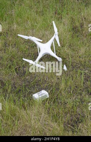 Russie, village de Poltavskaya - 9 mai 2017 : le drone s'est écrasé.Sale et dans le jus de l'herbe est un quadricoptère.DJI Phantom 4. Ditorial, illustrae Banque D'Images