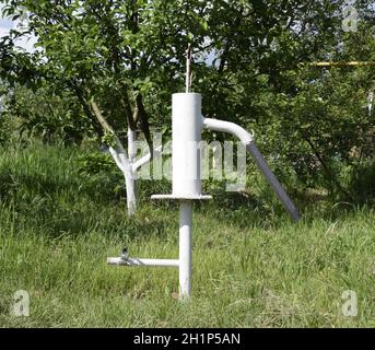 Pompe à main menant à un puits artésien. Le pompage de l'eau pour arroser le jardin. Banque D'Images