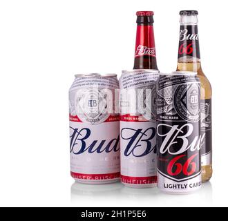 Kamchatka, Russie - 22 MAI 2019 : bouteilles de bière Bud sur fond blanc, une lager pâle de style américain produite par Anheuser-Busch, introduite à St Banque D'Images