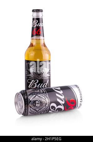 Kamchatka, Russie - 22 MAI 2019 : bouteille de bière Bud sur fond blanc, une lager pâle de style américain produite par Anheuser-Busch, introduite à St. Banque D'Images