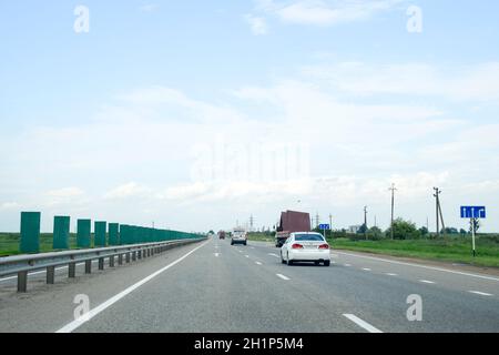 Krasnodar, Russie - 1 juin 2017 : une voie à suivre, les voitures sont en voiture sur la route. Banque D'Images