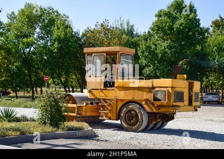 Slavyansk-na-Kubani, Russie - 14 septembre 2016 : gravier compacté.Travailler derrière la roue de la patinoire.Travail sur la création de terrain paysagé Banque D'Images