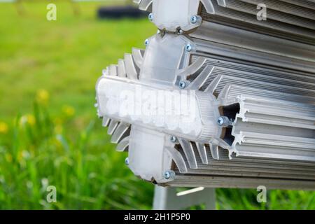 Streetlight illuminateur est installé sur la pelouse Banque D'Images