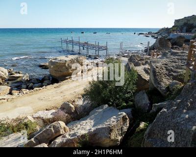 Structures en fer sur les rives de la mer Caspienne.Construction de la jetée.Kazakhstan.Ville d'Aktau.01 octobre 2019 année. Banque D'Images