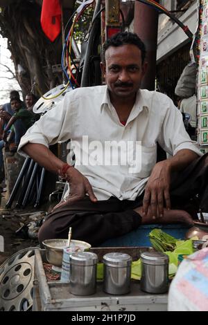 Rues de Kolkata.Faire Paan à Kolkata.Noix d'arec et épices enveloppées dans une feuille de bétel qui est mâchée puis craché. Banque D'Images