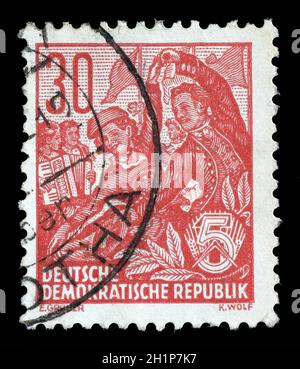 Timbres en RDA, montre un groupe de danse folklorique, série plan de cinq ans, vers 1953 Banque D'Images