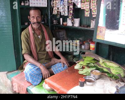 Rues de Kolkata.Faire Paan à Kolkata. Banque D'Images