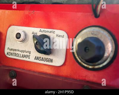 Instruments en allemand sur le panneau d'un vieux véhicule tout-terrain de couleur rouge Banque D'Images