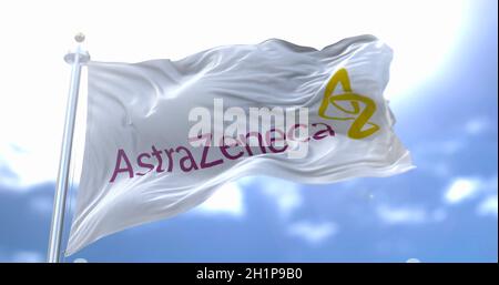 Rome, Italie, 26 janvier 2021 : drapeau blanc avec le nouveau logo AstraZeneca qui agite dans le vent. AstraZeneca est une société pharmaceutique britannique qui a Banque D'Images