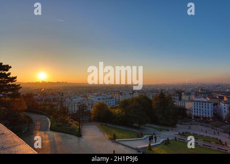 Vue sur la ville de Paris vu de Montmartre au lever du soleil, France Banque D'Images