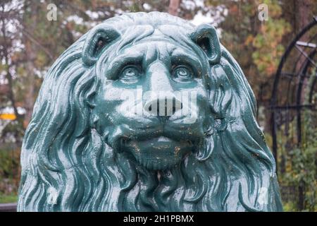 La sculpture du Lion la feuille lors d'un jour de pluie dans le jardin botanique de Montréal.Le lion a été donné à Montréal par la ville de Lyon, en France. Banque D'Images