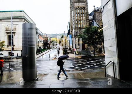 Les piétons se promènent dans une journée baignée de pluie sur la rue Sherbrooke à Montréal, Québec, Canada, près du Musée des beaux-arts de Montréal Banque D'Images