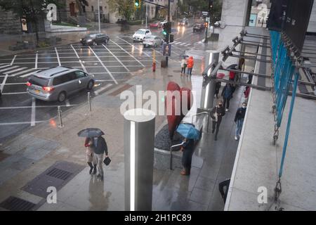 Les piétons se promènent dans une journée baignée de pluie sur la rue Sherbrooke à Montréal, Québec, Canada, près du Musée des beaux-arts de Montréal Banque D'Images