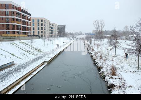 Le magnifique port couvert de neige dans le quartier Neulindenau de Leipzig en hiver, avec des sentiers glacés et de la rivière. Banque D'Images