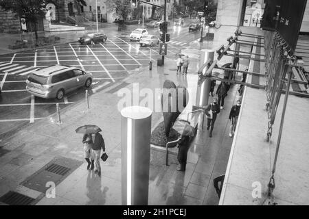 Les piétons se promènent dans une journée baignée de pluie sur la rue Sherbrooke à Montréal, Québec, Canada, près du Musée des beaux-arts de Montréal Banque D'Images