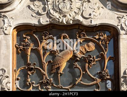 Oiseau métallique. Détail de l'architecture dans la vieille ville de Gdansk. Pologne Banque D'Images