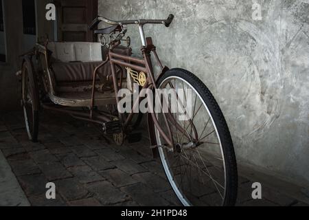 Tricycle de Thaïlande à trois roues ancien de style vintage Banque D'Images