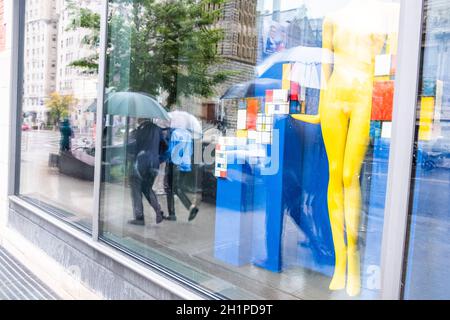 Les piétons se promènent dans une journée baignée de pluie sur la rue Sherbrooke à Montréal, Québec, Canada, près du Musée des beaux-arts de Montréal Banque D'Images