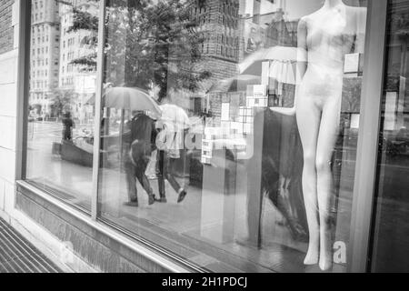 Les piétons se promènent dans une journée baignée de pluie sur la rue Sherbrooke à Montréal, Québec, Canada, près du Musée des beaux-arts de Montréal Banque D'Images