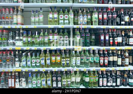 Boutique de vins.Large sélection de champagne et de vin dans le département des boissons alcoolisées dans le supermarché.Boissons alcoolisées sur les étagères.Réserve d'alcool d Banque D'Images