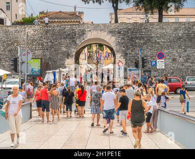 Zadar, Croatie, juillet 2019 touristes visitant de belles et étroites rues de la vieille ville de Zaton avec l'architecture romane ancienne et ancienne Banque D'Images