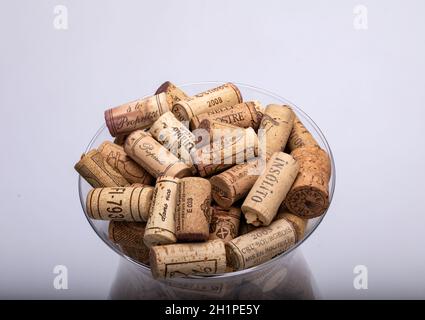 Ochojno, Pioland - 24 décembre 2020 : collection de bouchons de vin utilisés dans un vase en verre. Décoration décorative de l'intérieur d'un restaurant, d'un bar ou d'un cdm Banque D'Images