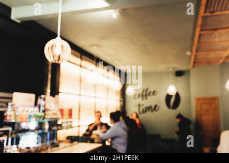 Salon de café en mezzanine flou avec le barista et le client. Photo de haute qualité Banque D'Images