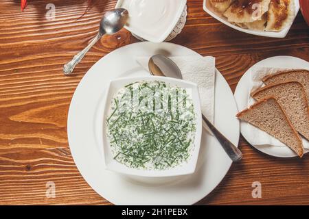 Soupe froide avec kvass, aneth, saucisse et radis - un apéritif pour la bière. Concept - sert dans un pub de bière. Banque D'Images