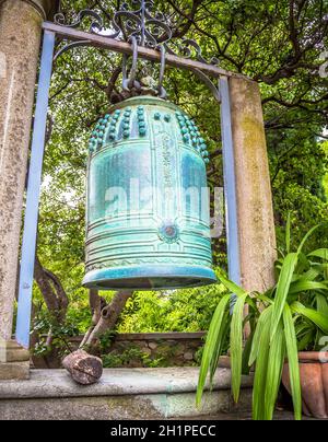 VENTIMIGLIA, ITALIE - VERS AOÛT 2020 : ancienne cloche japonaise située dans les jardins de Hambury et finement fabriquée en bronze. Il semble venir d'un SH bouddhiste Banque D'Images