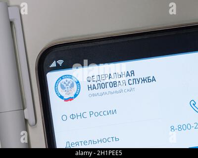 Moscou, Russie - 25 janvier 2021: Site du Service fédéral de la fiscalité de la Russie sur l'écran du smartphone sur une table blanche, près d'un stylo Banque D'Images