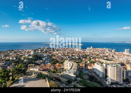 Marseille, France - le 4 décembre 2016 : de Marseille à partir de la basilique Notre-Dame de la Garde avec les îles et si Castle, Provence, France Banque D'Images