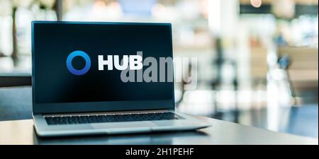 POZNAN, POL - SEP 23, 2020: Ordinateur portable affichant le logo de HUB International, une maison de courtage d'assurance Banque D'Images