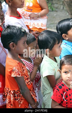 Groupe de jeunes catholiques bengalis prient devant une statue de la Sainte Vierge Marie, Basanti, Bengale occidental, Inde Banque D'Images