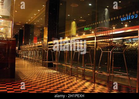 Dans la rangée de chaises en bar Banque D'Images