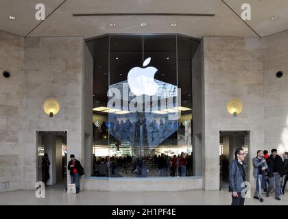 PARIS, FRANCE - VERS NOVEMBRE 2011 : l'Apple Store du centre commercial carrousel du Louvre. Banque D'Images