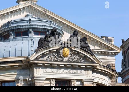 Dresde, Allemagne - 23 septembre 2020 : façade de l'Académie des Beaux-Arts de Dresde située sur l'Elbe.Le dôme en verre du bâtiment principal Banque D'Images