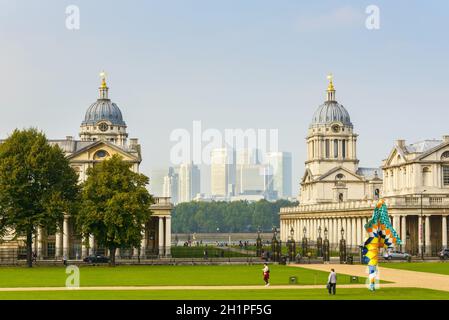 GREENWICH, Royaume-Uni - VERS SEPTEMBRE 2013 : l'Université de Greenwich et Canary Wharf en arrière-plan. Banque D'Images