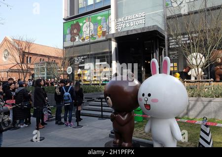 Des adolescents attendant dans la file d'attente pour entrer dans le café et boutique Line Friends à Shanghai, en Chine Banque D'Images