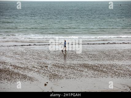 Saint-Malo, France - 12 septembre 2018 : l'homme court le long de la plage de Saint-Malo, Bretagne, France Banque D'Images