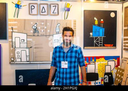 L'artiste plastique Manuel Paz et ses peintures à l'exposition BADA à Buenos Aires (16 octobre 2021). Banque D'Images