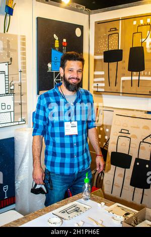 L'artiste plastique Manuel Paz et ses peintures à l'exposition BADA à Buenos Aires (16 octobre 2021). Banque D'Images