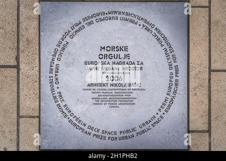 Zadar, Croatie, juillet 2019 orgue de mer, Morske orgulje, une tuile d'information en métal avec des lettres incurvées Banque D'Images