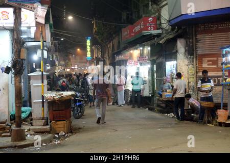 Shopping de nuit près de New Market à Kolkata, Inde Banque D'Images