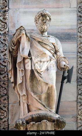 Apôtre, statue sur la façade de la cathédrale de Milan, le Duomo di Santa Maria Nascente, Milan, Lombardie, Italie Banque D'Images