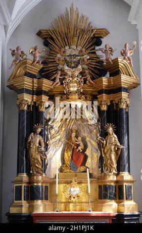 Vierge à l'enfant Jésus, dans l'autel de l'église collégiale de Neumunster à Würzburg, Allemagne Banque D'Images