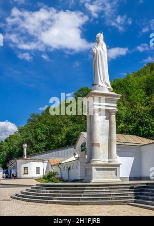 Svyatogorsk, Ukraine 07.16.2020. Monument à la Sainte mère de Dieu près du Svyatogorsk ou du Sviatohirsk lavra le matin ensoleillé de l'été Banque D'Images
