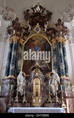 Hypothèse et le couronnement de Marie, l'autel principal dans l'église Saint Martin dans Unteressendorf, Allemagne Banque D'Images